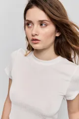 Remera de manga corta con textura acanalada, cuello redondo y calce ajustado al cuerpo.