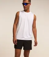 Bermuda deportiva masculina modelo runner, confeccionada en tejido técnico de poliéster con elastano. Presenta cintura elástica con cordón interno de ajuste, recortes laterales y bajo redondeado para mayor libertad de movimiento.