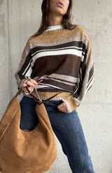 Sweater de punto con diseño de rayas horizontales en tonos chocolate, mostaza, blanco y gris. Presenta cuello redondo, mangas largas y corte holgado.