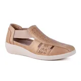 Zapato casual Korium Confort modelo Jessie, de color negro con acabado metalizado y sutil brillo. Presenta diseño cerrado con perforaciones decorativas en la parte superior y laterales elásticos para mayor comodidad.