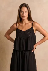Blusa de algodón peinado color negro, con tirantes finos, escote en V y detalles de bordados y encaje en el frente.