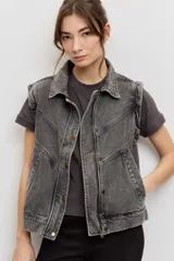 Chaleco de denim color gris deslavado, con cuello camisero, cierre frontal con botones metálicos y costuras decorativas.