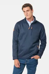 Buzo de felpa con interior de polar, diseño de medio cierre frontal, cuello alto y bolsillos laterales y en el pecho con cierres.