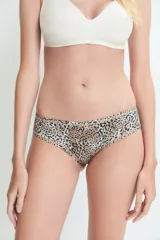 Bombacha tipo culotte de corte bajo con estampado animal print de leopardo, confeccionada en poliamida y elastano con forro de algodón.