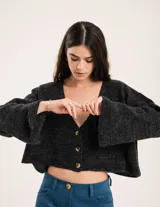 Saco tejido en mohair color gris oscuro, largo a la cintura con mangas oxford y botones marrones.