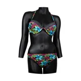 Bikini de dos piezas con estampado tropical de flores azules y fucsias sobre fondo negro. El corpiño es tipo balconette con tirantes halter ajustables y un detalle de borde con patrón geométrico gris y fucsia. La bombacha es de corte clásico con el mismo estampado y borde a juego.