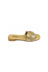 Sandalia baja Paddock modelo Milos, color dorado, con capellada ancha de tiras entrelazadas y detalles trenzados con textura símil serpiente. Presenta punta cuadrada y base plana.