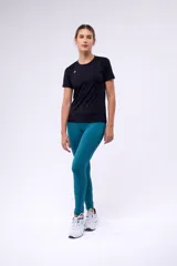 Remera deportiva negra de poliéster con tecnología dryfit y corte entallado.