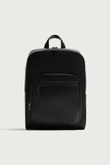 Mochila de diseño minimalista en color negro con acabado grabado. Cuenta con compartimento principal con cierre, bolsillo frontal con cierre, asa de mano superior y correas de hombro ajustables y acolchadas. Incluye espacio interior para dispositivos electrónicos y bolsillo de seguridad trasero.