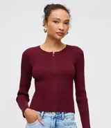 Cardigan de punto acanalado color bordó de la marca Blue Steel, con cuello redondo y cierre frontal de cremallera doble. Posee un calce ajustado, largo corto y mangas largas.