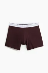 Pack de tres calzoncillos tipo trunk en color borgoña, blanco y marrón, con cintura elástica blanca con rayas horizontales. Confeccionados con tecnología Lycra® Xtra Life™.
