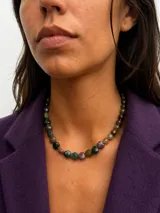 Collar de piedras naturales de ágata talladas en forma de corazón, con tonos verdes y violáceos, unidos por una fina cadena metálica.