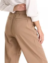 Pantalón de corte relajado con frente liso y cintura elástica en la parte posterior. Presenta una silueta fluida con pierna sutilmente entallada, bolsillos laterales diagonales y bolsillos traseros simulados.