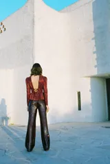 Pantalón largo palazzo de talle alto con lentejuelas.