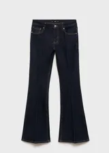 Jeans tiro alto estilo flare de tejido vaquero de algodón con elasticidad, diseño largo con cinco bolsillos, trabillas y cierre frontal con botón y cremallera.