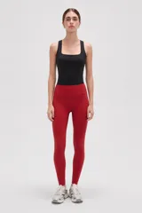 Calza deportiva de poliamida color rojo, de tiro alto y diseño ajustado al cuerpo.