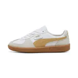 Championes Puma Palermo, color blanco con detalles en dorado y suela color caramelo.