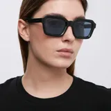 Lentes de sol de diseño cuadrado con montura de acetato en color negro y cristales polarizados en tono celeste.