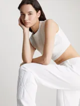 Jogger de felpa blanco, corte relaxed, con cintura elástica, puños de canalé y bolsillos con ranura. Presenta un monograma acolchado de Calvin Klein en relieve en la pierna.