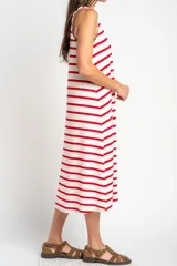 Vestido midi de corte recto y holgado, con diseño de rayas horizontales rojas sobre base blanca, escote redondo y tirantes anchos.