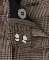 Pantalón de vestir marrón con patrón de cuadros sutiles, de corte recto y perneras amplias.