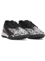 Championes de fútbol Under Armour Shadow Turf 3, color negro con detalles estampados en blanco y negro con patrón geométrico pixelado. Entresuela blanca y suela con tapones para césped artificial.