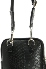 Porta celular negro con textura símil piel de serpiente, correa larga regulable y cierre de cremallera.