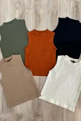 Musculosa de punto acanalado color crudo, con cuello alto y corte ajustado.