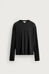 Camiseta relaxed fit de manga larga y cuello redondo, confeccionada en tejido negro con mezcla de algodón y lino.