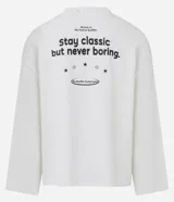 Remera de manga larga Blue Steel, confeccionada en tejido texturizado de poliéster con elastano. Presenta cuello redondo y estampa frontal con la frase 'Stay Classic'.