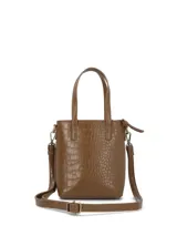 Cartera tipo tote de tamaño pequeño, color taupe con textura de efecto cocodrilo. Cuenta con doble asa superior, correa larga ajustable y extraíble, cierre superior y un dije metálico colgante con el logo de la marca.