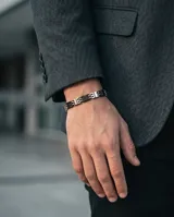 Pulsera de eslabones rectangulares combinados en acero plateado y acero negro, con diseño moderno y cierre integrado.