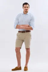 Bermuda clásica de gabardina liviana color azul marino, de corte recto, con bolsillos laterales y traseros.