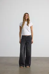 Jean wide leg de tiro medio y pernera ancha, color negro con efecto lavado. Cuenta con diseño clásico de denim y bolsillos delanteros y traseros.