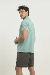 Remera azul con cuello mao y mangas cortas.