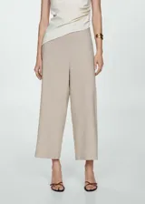 Pantalon de corte wideleg y diseño crop, confeccionado en una mezcla de lino y viscosa. Presenta cintura con elástico y dos bolsillos laterales.