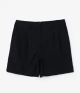 Bermuda negra plus size confeccionada en viscolino, con pliegues delanteros y cintura con elástico en la espalda.