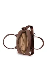 Cartera de mano marrón de tela impermeable, con doble bolsillo frontal con cierre, asa corta de mano y correa larga ajustable y desmontable. Incluye bolsillos interiores para mayor organización.