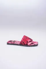 Sandalias veganas con capellada de algodón con estampado batik en tonos azules y suela de neumáticos reciclados.