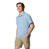 Remera polo de manga corta Columbia, color celeste, con cuello clásico y cierre frontal de botones. Presenta un diseño de tejido técnico con tecnología Omni-Wick para mayor transpirabilidad y elasticidad.