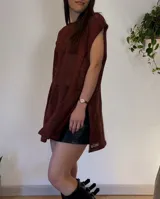 Remerón/chaleco marrón de tejido translúcido con tajos laterales.