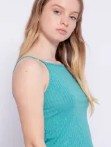 Top sin mangas color turquesa, de textura acanalada y brillante.