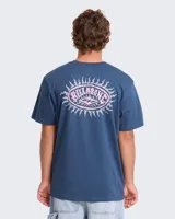 Remera de manga corta color azul, de corte clásico y cuello redondo, con pequeño estampado gráfico ovalado en el pecho.