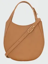 Cartera de mano pequeña tipo hobo de cuero color tostado, con asa corta y cierre superior.