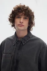 Campera de denim color gris oscuro con lavado washed, cierre metálico frontal y bolsillos delanteros, de diseño clásico.