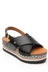 Sandalias de cuero color marrón con plataforma de yute y suela de goma.