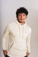 Hoodie de color beige con capucha, cordones ajustables y bolsillo tipo canguro frontal. Presenta el logo de la marca bordado en el pecho.
