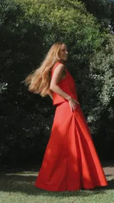 Pollera larga color rojo, de corte acampanado y cintura alta.