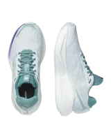 Championes de running Salomon Aero Glide 4, color negro con suela blanca alta y amortiguada. Presenta capellada de malla transpirable sin costuras y el nombre de la marca impreso en el lateral.