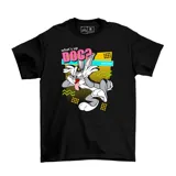 Remera negra de manga corta con estampado frontal de Bugs Bunny y la frase "what's up DOC?" en estilo pop art con fondo geométrico multicolor.